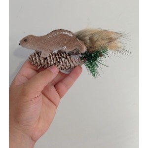 ENFEITE NTA11032 ESQUILO DEITADO NA PINHA 15X13CM